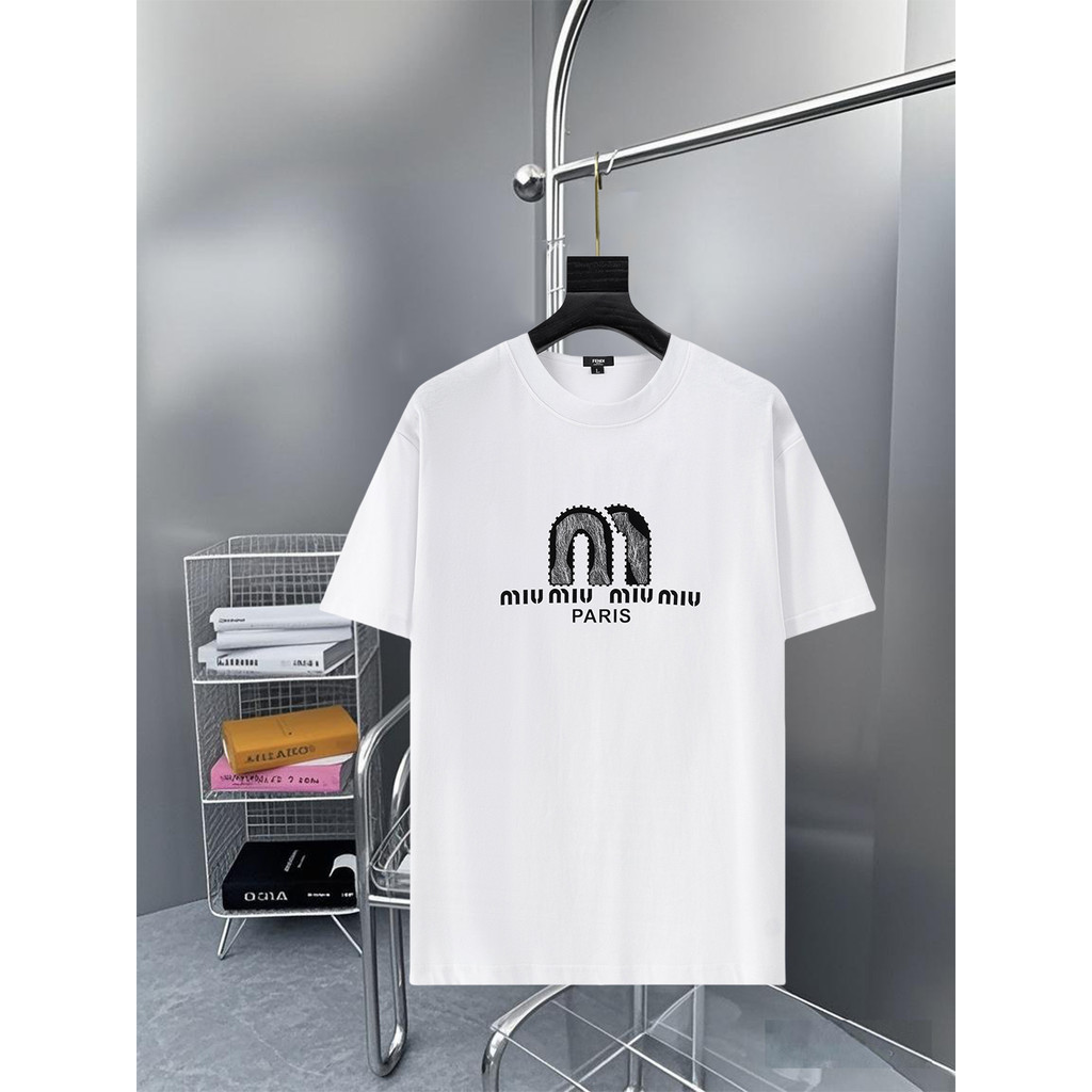 Miu Miu/Miu/6XL2026 ต้นฤดูใบไม้ผลิสไตล์ใหม่เสื้อยืดแขนสั้นชายหญิงคู่สไตล์ขนาดใหญ่เว็บไซต์อย่างเป็นทา