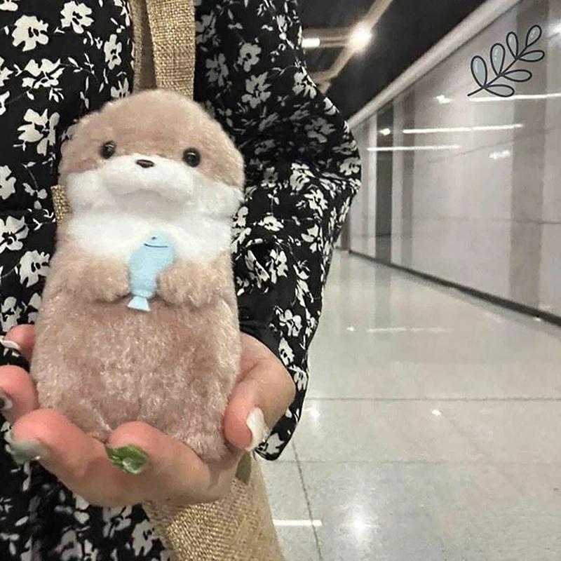 HTH น่ารัก Otters ถือปลา Plush Keyrings จี้น้ําหนักเบา Props สําหรับกระเป๋านักเรียน Key กระเป๋าสตางค์ HNTH
