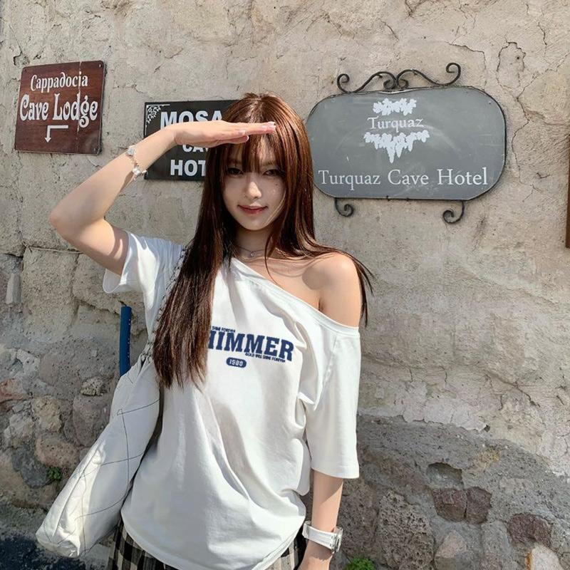 สาวลดอายุ เสื้อคนอ้วนเซ็กซี่ไซส์ใหญ่ เสื้อปาดไหล่ผู้หญิง เรียบง่าย หลากสี ผ้าใส่สบาย สไตล์เกาหลี ทรงหลวม เสื้อยืดผู้หญิง