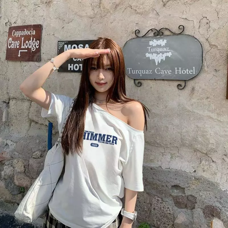 สาวลดอายุ เสื้อคนอ้วนเซ็กซี่ไซส์ใหญ่ เสื้อปาดไหล่ผู้หญิง เรียบง่าย หลากสี ผ้าใส่สบาย สไตล์เกาหลี ทรงหลวม เสื้อยืดผู้หญิง