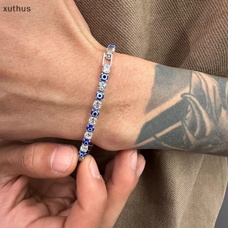 สร้อยข้อมือแบบเทนนิส XUT Blue Evil Eye ออกแบบมาอย่างพิถีพิถัน สวมใส่ง่ายสำหรับทั้งผู้หญิงและผู้ชาย เป็นเครื่องประดับที่สวยงามและเหมาะสมทำเป็นของขวัญ