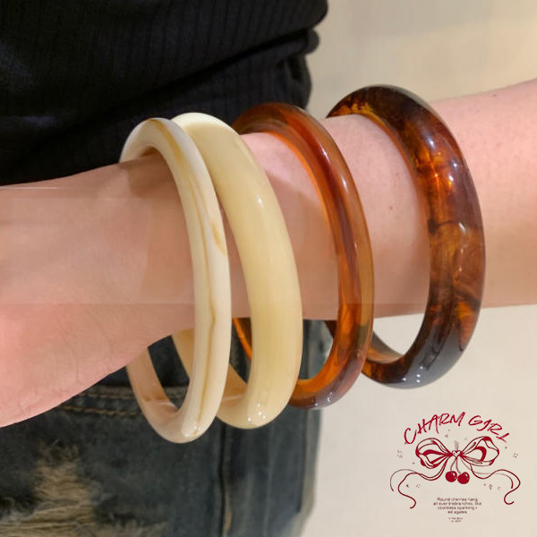 กำไล เรซิน สีเหลืองอำพัน  เครื่องประดับมือพรีเมียม    สไตล์เรโทรทันสมัย   ทรงแท่งกว้างกลม ทำจากอะคริลิกและเรซิน