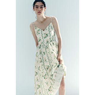 H&M(เอชแอนด์เอ็ม) เดรสสายเดี่ยวกระโปรงบาน ผู้หญิง 1332607_1