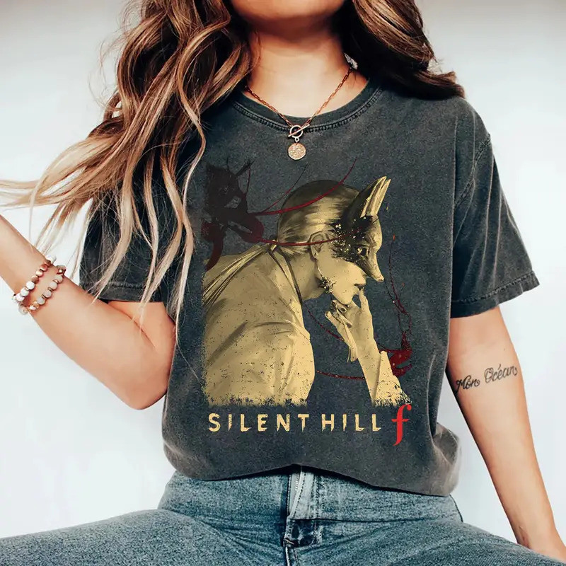 เสื้อยืดลายหน้ากากจิ้งจอก Silent Hill F โคโตยูกิ ฮินาโกะ เสื้อแขนสั้นลายกราฟิกเกมสยองขวัญ สำหรับทุกเ