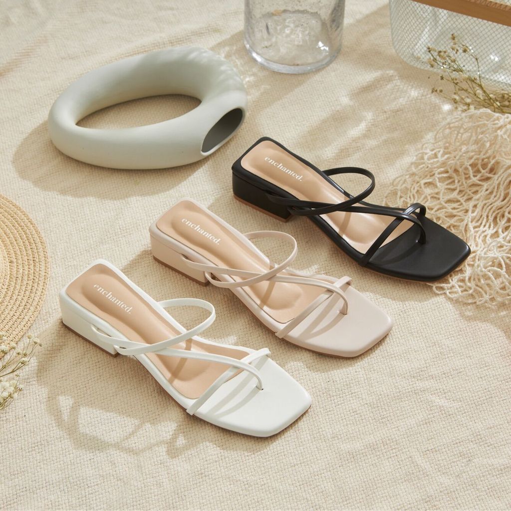 Enchanted Lyla รองเท้าแตะผู้หญิง 1.25 นิ้ว Women's Strap Sandals 1.25 inches พื้นนิ่ม เส้นนุ่ม Siste