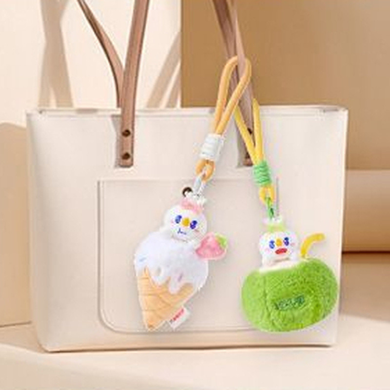 Mixue Ice City Sun-dried Snow King จี้พวงกุญแจรถสินค้า Light ของขวัญเครื่องประดับเปลี่ยนสี