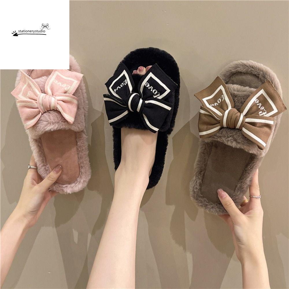Stationerystudio รองเท้าแตะขนสัตว์ Bowknot นุ่มหนา Plush One-line รองเท้าแตะ ฤดูหนาวที่อบอุ่นน่ารักปุย รองเท้าแตะ