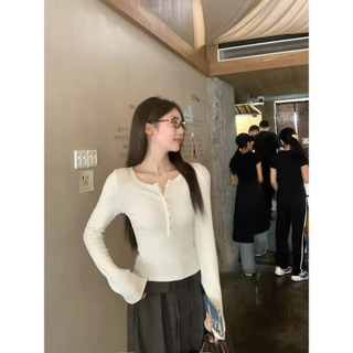 <Moses Queen> เสื้อยืดแขนยาวสไตล์อเมริกันสำหรับสาวฮอต ดีไซน์เข้ารูปช่วงไหล่ คอเหลี่ยมติดกระดุม เสื้อสั้น