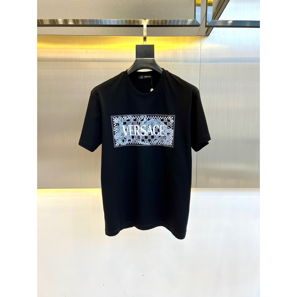 เสื้อยืดแขนสั้น VERSACE สำหรับทั้งผู้ชายและผู้หญิง ดีไซน์โดย Influencer