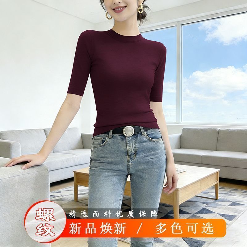 เสื้อยืดคอสูงสำหรับผู้หญิง มีลายพิมพ์เกลยบนแขน