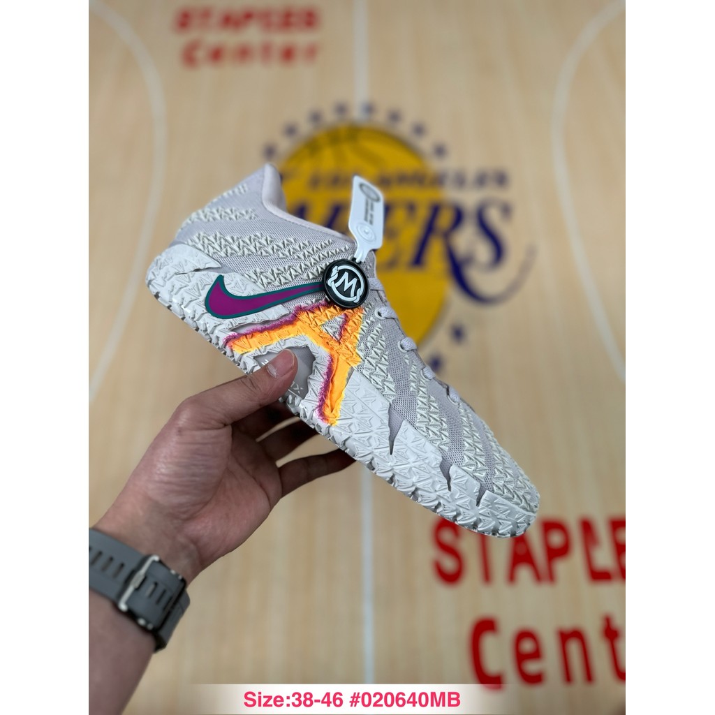 รองเท้ากีฬาสำหรับเทนนิสและบาสเก็ตบอล Ja3