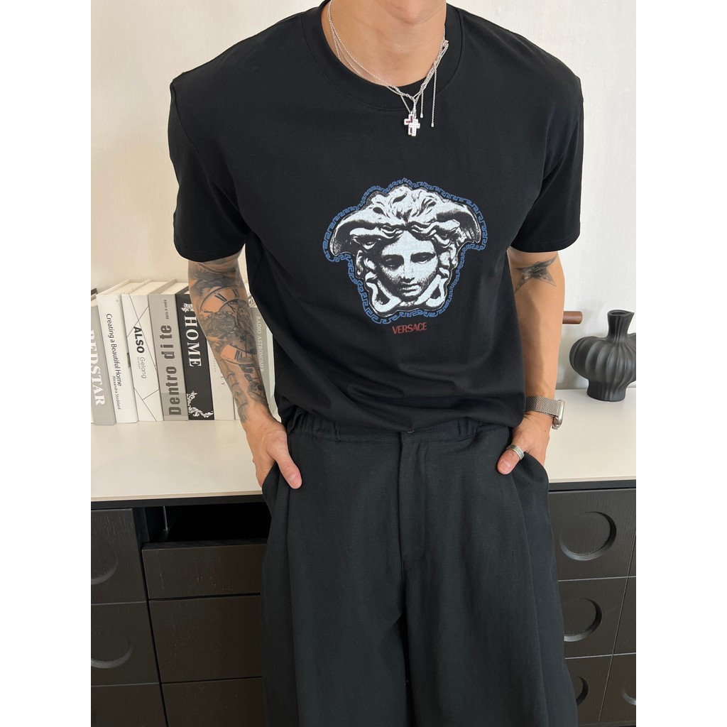 เสื้อยืดแฟชันและกีฬา ออกแบบคล้ายแบรนด์หรู Versace สำหรับทั้งผู้ชายและผู้หญิง