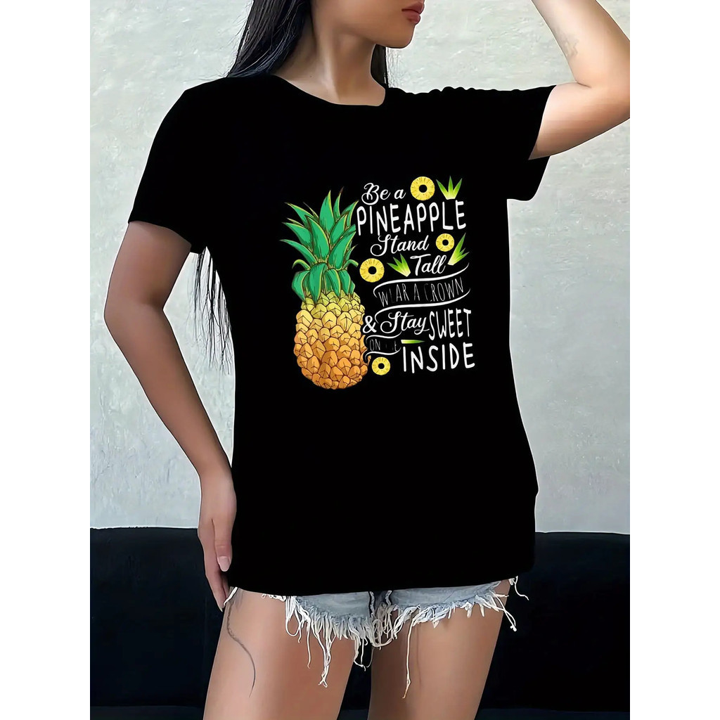 ทีเชิ้ตผู้หญิงสีดำลายสับปะรดและคำคมสร้างแรงบันดาลใจ "Be a Pineapple Stand Tall & Shine Bright" - So