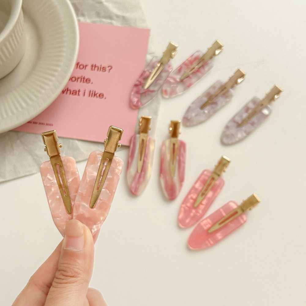 คลิปติดผมสีชมพู สำหรับการแต่งหน้าและการตกแต่งทรงผมในสไตล์ที่เรียบง่าย