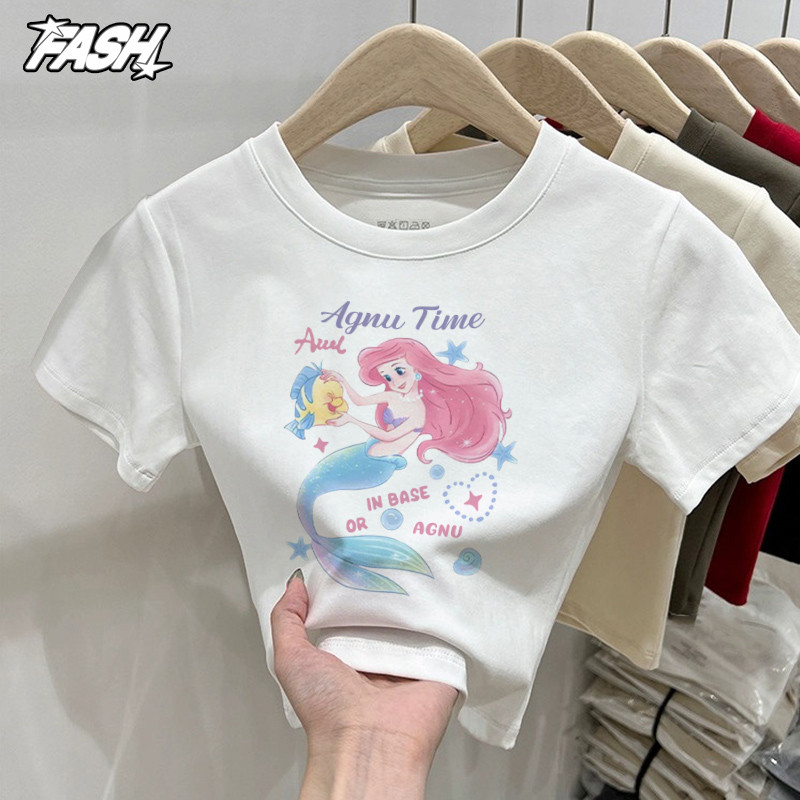 【จัดส่งตลอด 24 ชั่วโมง】 เสื้อยืดเอวลอยผู้หญิง💙 คอกลม แฟชั่นเกาหลี baby tee เซ็กซี่ ลายการ์ตูนเงือกสาว แมตช์ง่าย YG1815