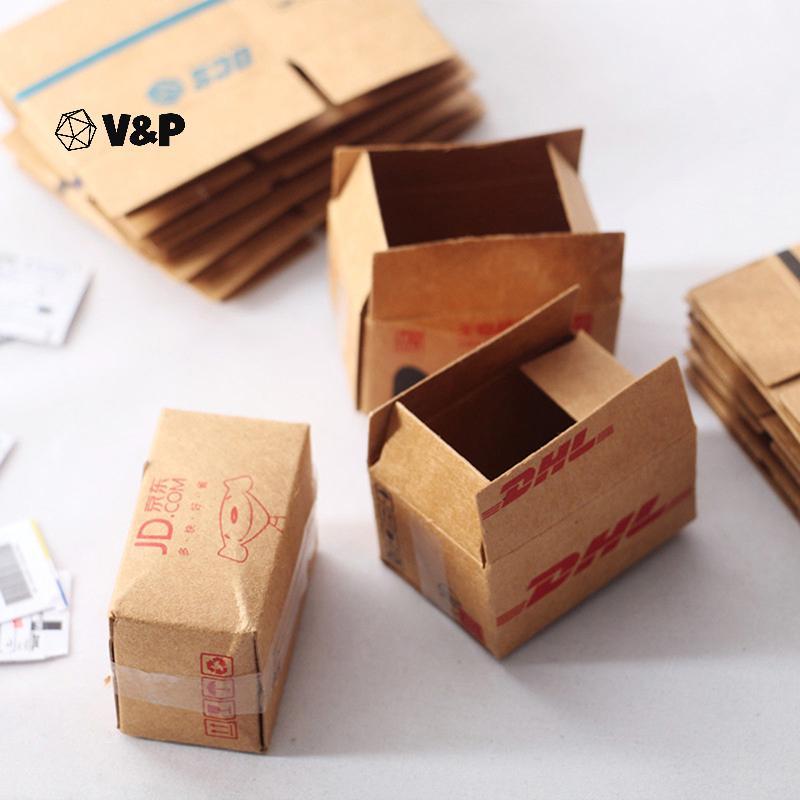 V&P 1Set Mini Carton Express Carton 1:12 Dollhouse Miniature Express Box Decor ของเล่น