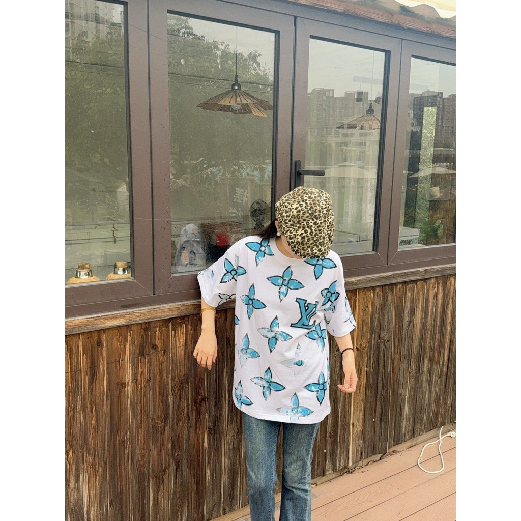 LOUIS VUITTON/LV/2026 ต้นฤดูใบไม้ผลิสไตล์ใหม่เสื้อยืดแขนสั้นผู้ชายผู้หญิงคู่สไตล์ Classy รอบคอ 2025 