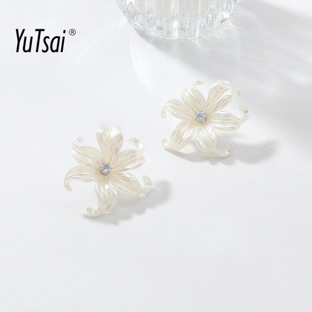 ต่างหูMinimalistดอกไม้หัวใจสีขาว พอดีและหรูหรา PD2444