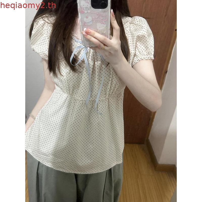 ท็อปแขนพัฟลายจุดแขนสั้นสำหรับผู้หญิง ฤดูร้อน ดีไซน์ใหม่ ความรู้สึกเฉพาะตัว คอปกลูกไม้ Dijia Remember