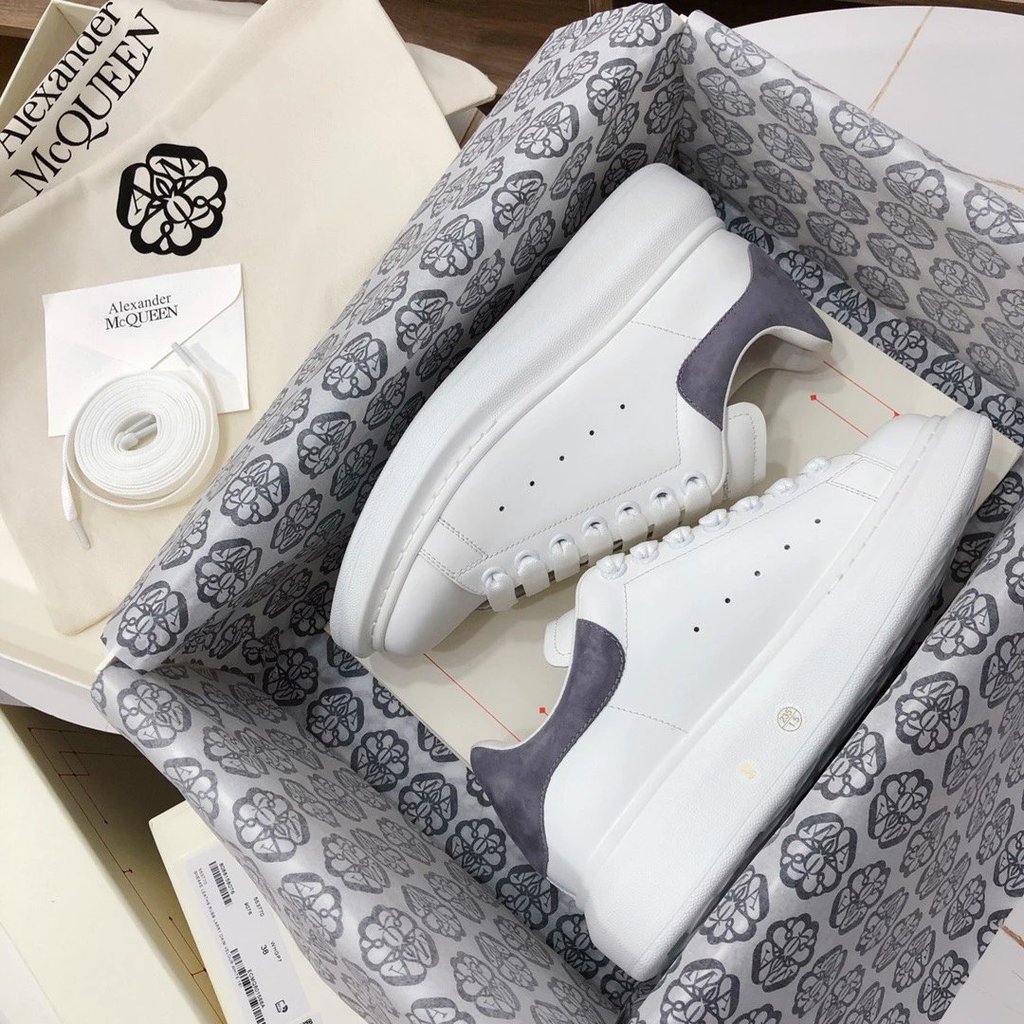 Alexander McQueen รองเท้าสีขาวความสูงแพลตฟอร์มรองเท้าผ้าใบหนา McQueen เพิ่มความสูงรองเท้า McQueen รอ