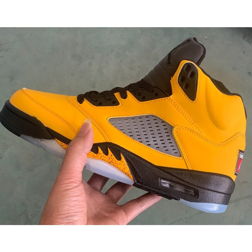 รองเท้า Air Jordan 5 SP Michigan ออกแบบมาสําหรับสนามบาสเก็ตบอล