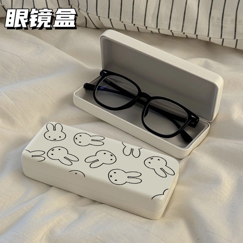 เคสเก็บแว่น Miffy ทำจากหนังคุณภาพดี พกพาสะดวก และใช้งานได้ทั้งแว่นสายตาและแว่นกันแดด