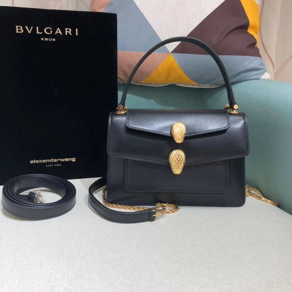 กระเป๋าคาดเอว Bvlgari Alexander Wang Collaboration ทำจากหนังวัวเคลือบทองคำ