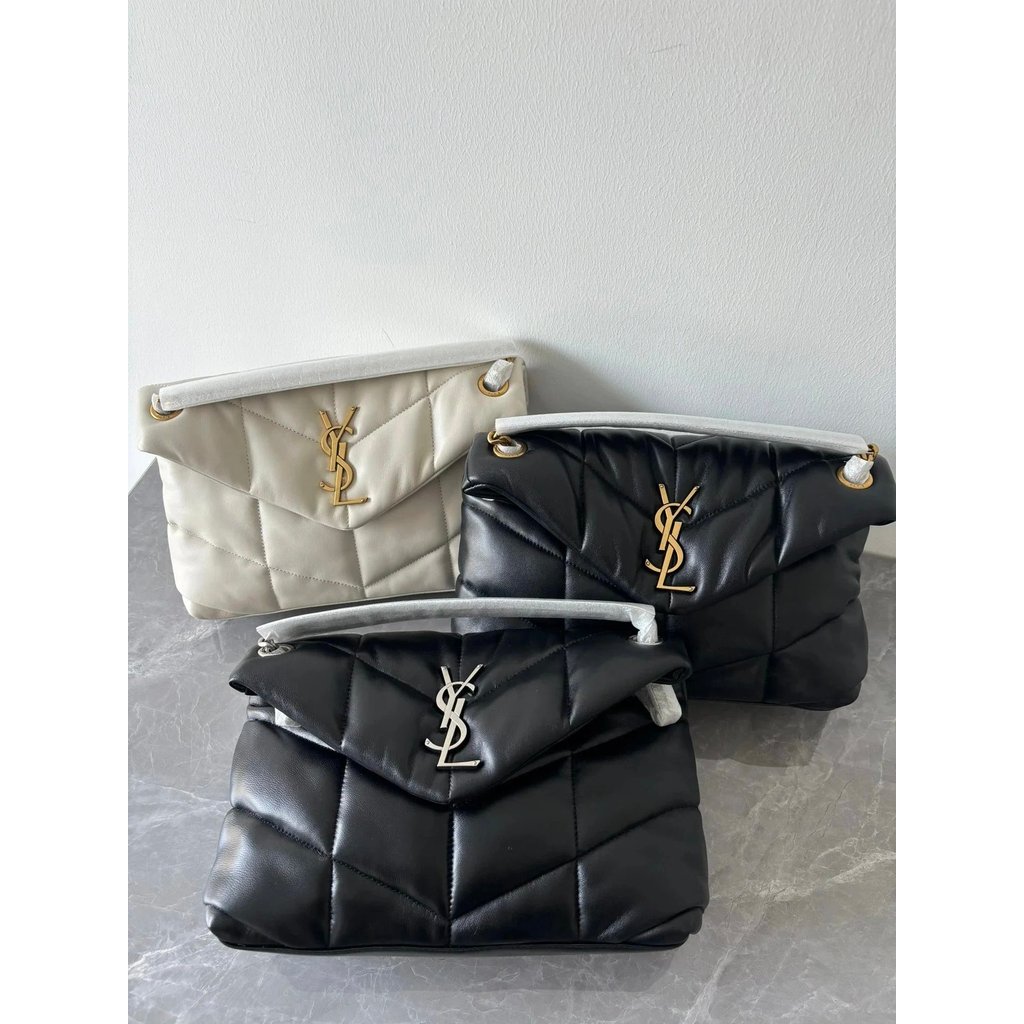 กระเป๋าคลัทช์ขนาดเล็กแบบควิลท์จากหนังแกะแท้ ประดับโลโก้โลหะ YSL และหัวเข็มขัดแม่เหล็ก พร้อมสายสะพายไ