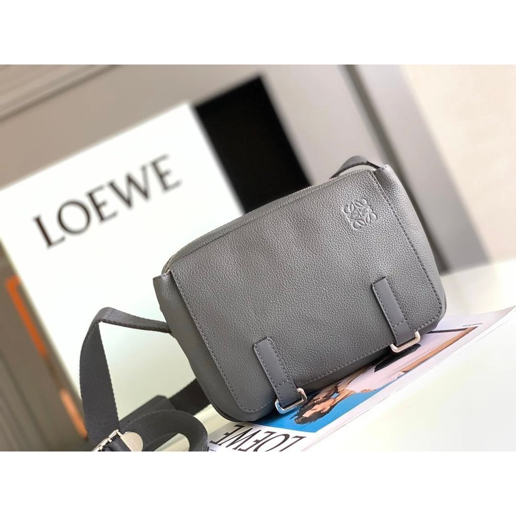 LOEWE Luojia Bags กระเป๋าสะพายข้างทหาร กระเป๋าสะพายข้างทหารมีช่องซิปด้านบนและช่องด้านหน้าเพิ่มเติมด้