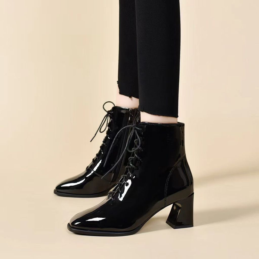 ผู้หญิงสิทธิบัตรหนังกลางส้นสไตล์ใหม่หนัง Bright fashion2025 Lace-Up Martin รองเท้าสีดํา cod ฤดูใบไม้