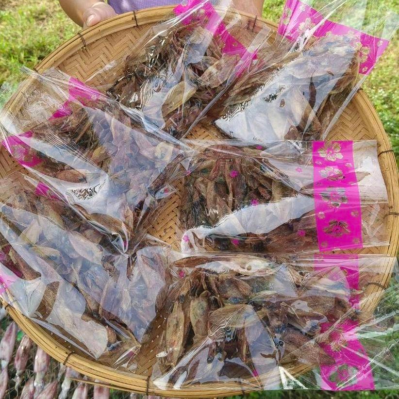 หมึกกะตอยตากแห้ง ใหม่ๆ หอมๆ แพ็คละ 100 กรัม 4 แพ็ค แถมฟรีหมึกกะตอย 2 แพ็ค