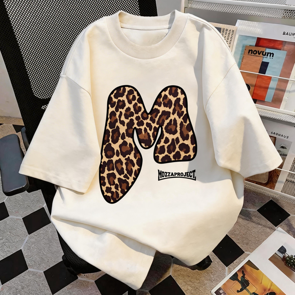TEE·SHOP🍀เสื้อยืด oversize เสื้อเท่ๆ เกาหลี "MOZZAPROJECT" ไม่หดตัว เสื้อแฟชั่นใ เกาหลีสไตล์ พิมพ์ลาย ผ้านิ่มใส่สบาย COD