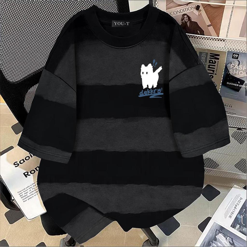 Y-T🧸เสื้อยืดลายทางแขนสั้น เสื้อยืด oversize ผ้าหนานุ่ม ใส่สบาย สไตล์วินเทจ ใส่ได้ทั้งชายหญิงตรงปก ลาย "DEKKRY CAT"