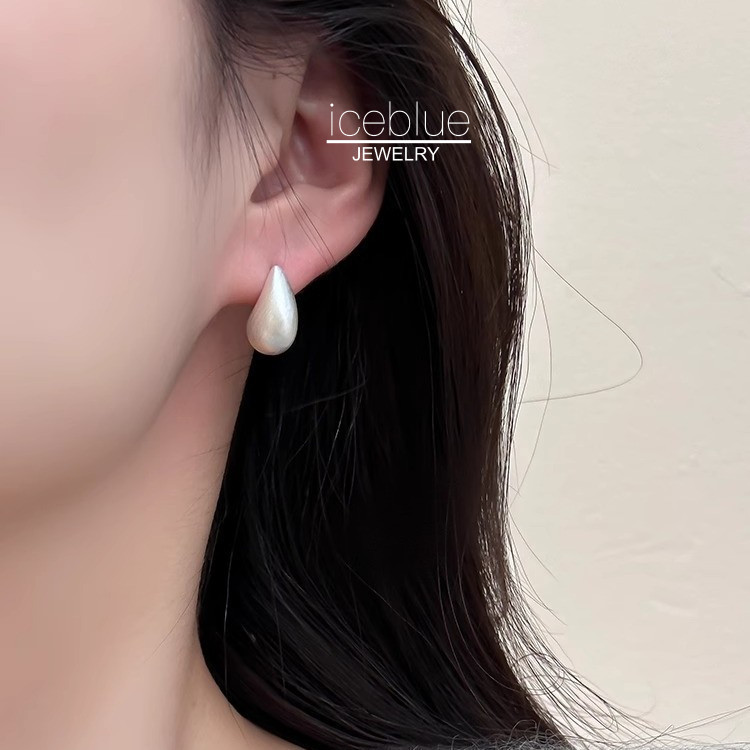 Iceblue-ขนาดเล็ก Water Drop Stud ต่างหู S925 เข็มเงินโลหะแปรงเงิน Gold Niche Design Hypoallergenic กันน้ํา Non Tarnish แฟชั่นเครื่องประดับสําหรับผู้หญิง E160
