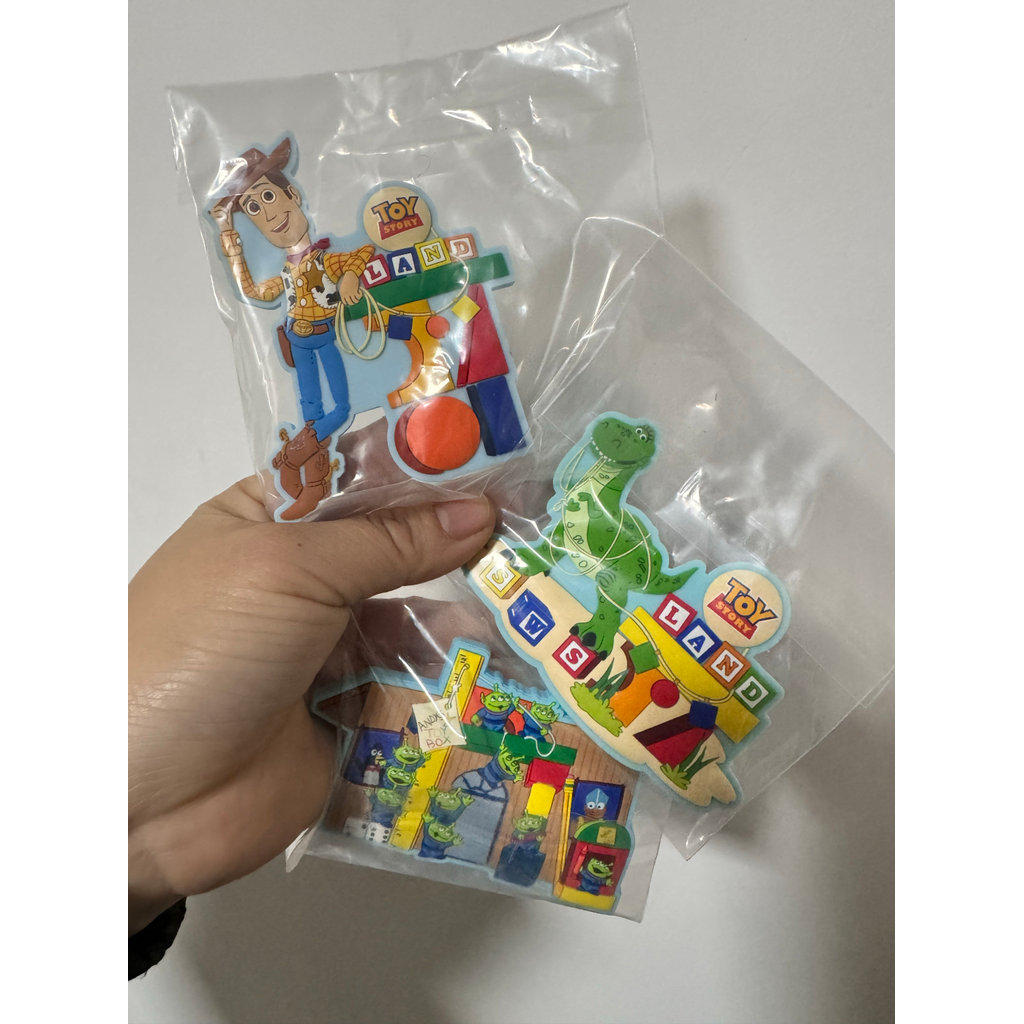 Hong Kong Disney Mickey Minnie Pooh Toy Story Woody Hug Dragon แม่เหล็กติดตู้เย็นซีรีส์เด็กชายสามตา