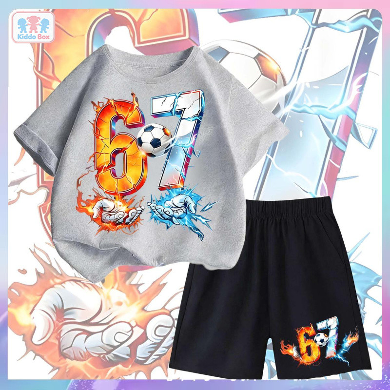 KIDS ชุดเด็กชาย 2 ชิ้น เสื้อยืดกางเกงขาสั้น ลาย 67 ไฟน้ำแข็งฟุตบอล ตัวเลข 67 รอยร้าวลูกฟุตบอล มือเปลวไฟฟ้า สไตล์กีฬา เท่