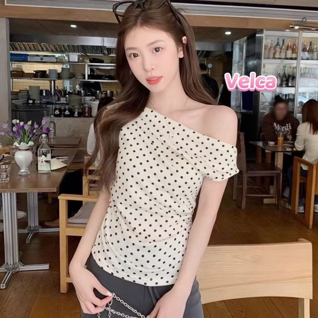 ส่งไวจากไทย เสื้อผู้หญิง ปาดไหล่ข้างเดียว ลายจุด ดีไซน์น่ารัก สไตล์เกาหลี ใส่แล้วละมุน Velca