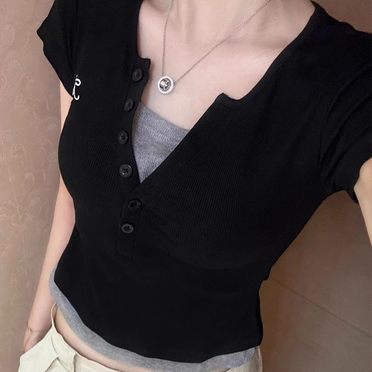Cod สีดําคอวีปลอมสองชิ้นแขนสั้นเสื้อยืดผู้หญิงฤดูร้อนออกแบบ Niche Slim-Fit ไหล่ด้านหน้าสั้นด้านบน 2026 แฟชั่นสไตล์ใหม่ MWTU
