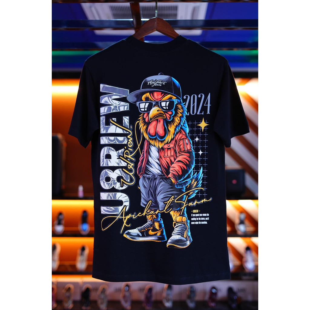 Apichart Farm X U 8 ริ้ว เสื้อยืดสไตล์ใหม่ เสื้อยืดคอตตอนสีขาวดำ 2 สี T-shirt