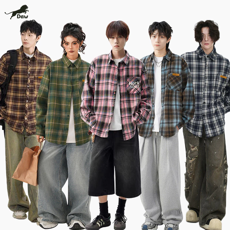 DAW เสื้อเชิ้ตลายตาราง มีกระเป๋า กระดุมแถวเดียว เสื้อเชิ้ตแขนยาว มีหลายสีให้เลือก ไม่เป็นขุยง่าย ไม่ยับง่าย unisex