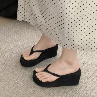 [ส่งจากไทย] 6.5 ซม.สุภาพสตรีรองเท้าส้นสูง ออกแบบกลางแจ้ง หนา Soled Wedge Heel Flip‑Flops Casual Platform Flip‑Flops รองเท้าส้นสูง (ขนาด 36‑40)