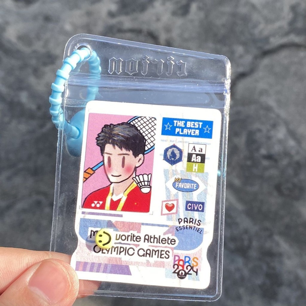 王昶羽毛球员礼物巴黎迷你参赛卡挂件一面Q版一面真人Wang Chang badminton player presents Paris mini competition card as a giftl