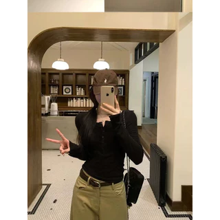 <Moses Queen> เสื้อยืดแขนยาวสไตล์อเมริกันสำหรับสาวฮอต ดีไซน์เข้ารูปช่วงไหล่ คอเหลี่ยมติดกระดุม เสื้อสั้น