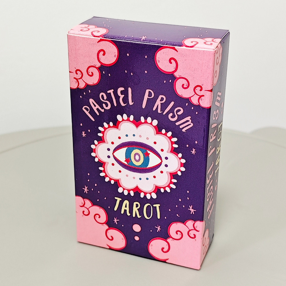 Pastel Prism Tarot Deck 10.3*6 ซม.78 ชิ้นไพ่ทาโรต์ปรับปรุงด้วยโทนสีผ่อนคลายของจานสีสีชมพูและท้องฟ้าสีฟ้า