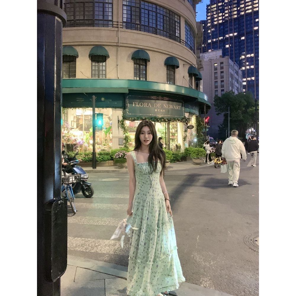 ชุดผู้หญิงสีเขียวลายดอกไม้ ทรงสลิงสแควร์ คอแคบ เอวกระแทก สไตล์ฝรั่งเศส