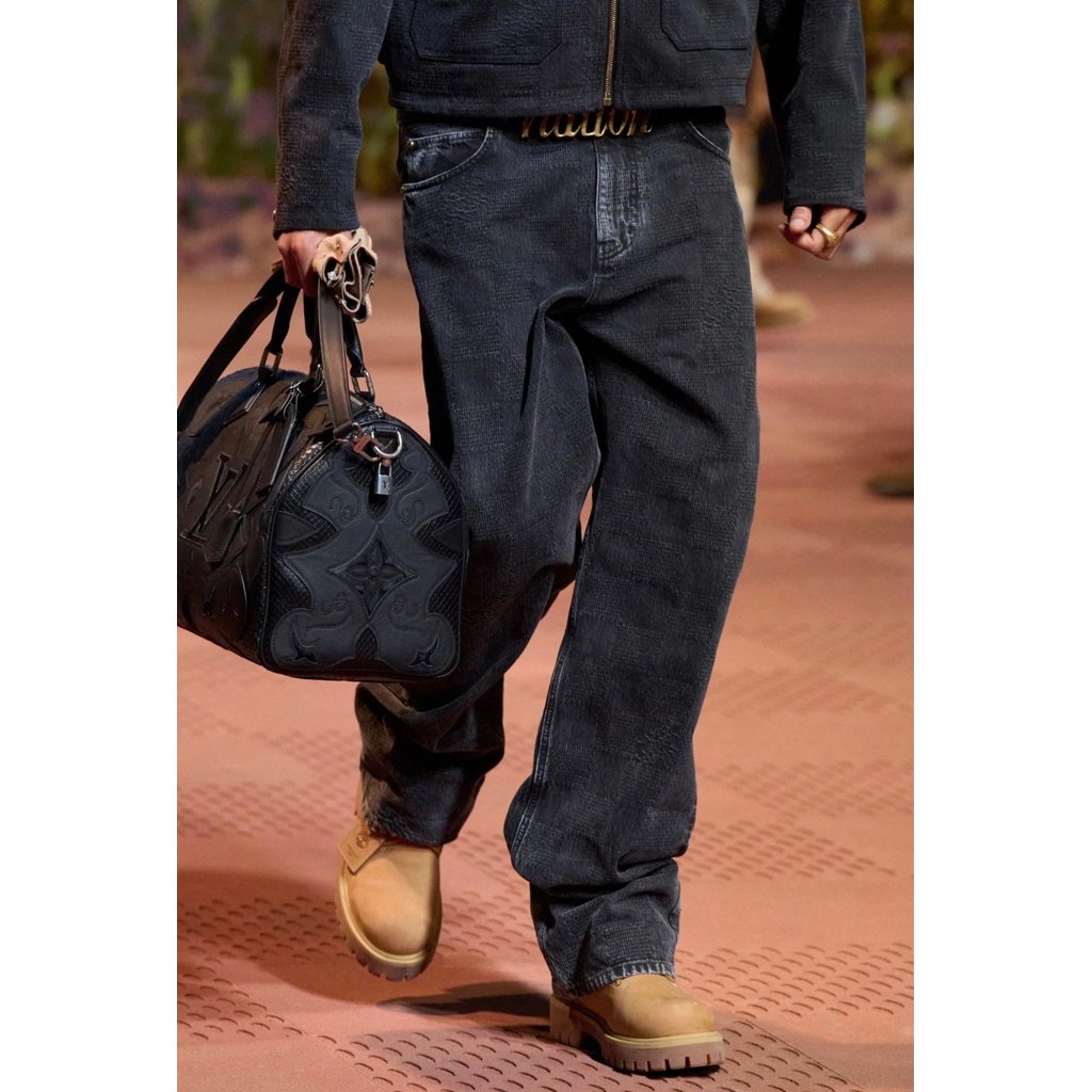 กางเกงยีนส์สีดำ Unisex แบบเวสเทิร์น ลายเช็คเกอร์บอร์ด ซักรีไซเคิลด์ จาก Fei Dong Xiu