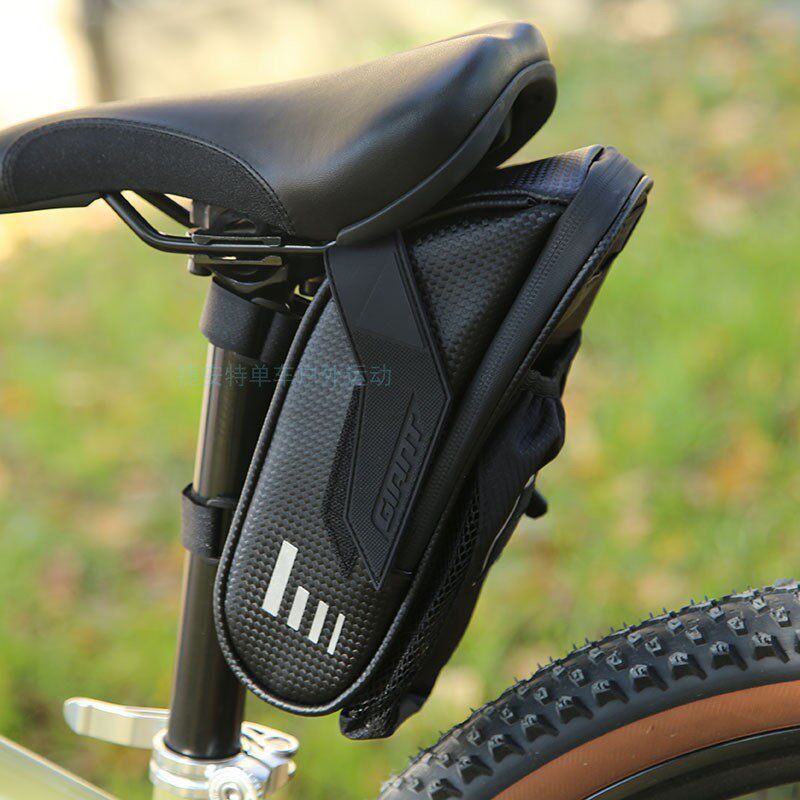 จักรยานเสือภูเขาและทางเรียบ Giant XTC800/8/Escap กับกระเป๋าหลังรถจักรยาน