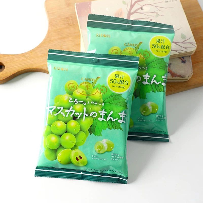 นําเข้าจากญี่ปุ่น Riben Green Ti Grape Riben Fruit Candy Treasure Niche Candy Sandwich รสองุ่น Hard 