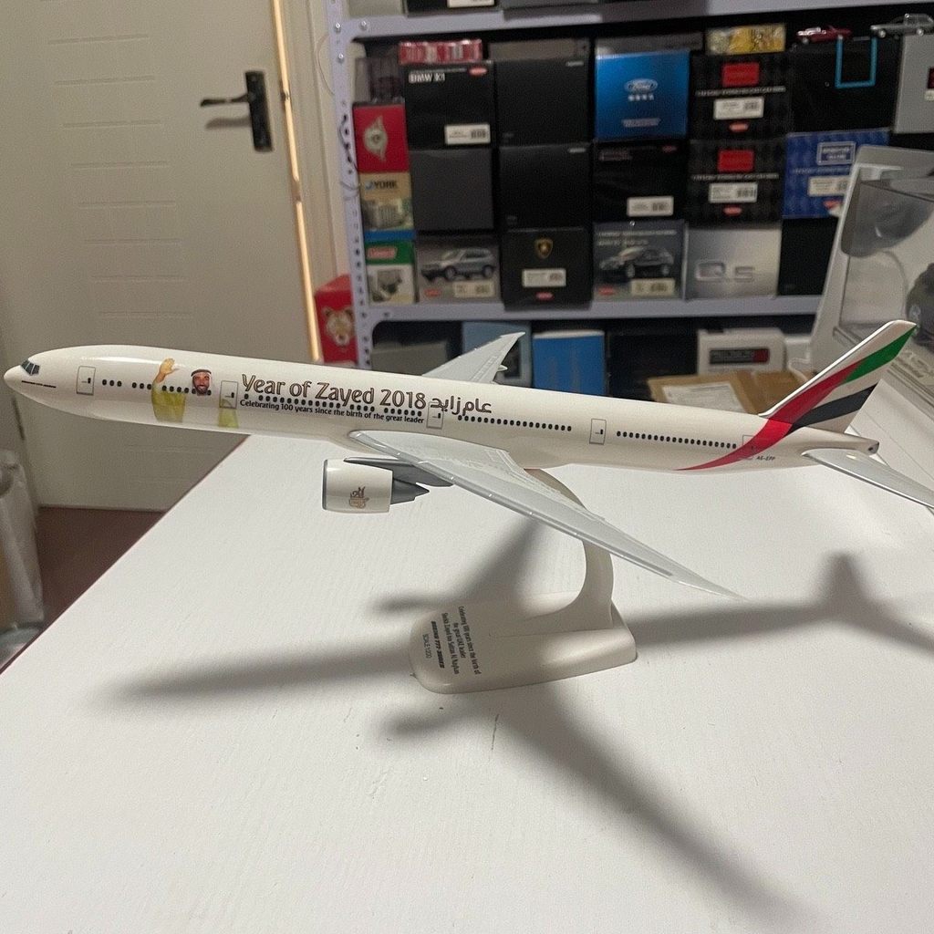 1: 200 BOEING BOEING 777-300ER หัวหน้าอาหรับ 2018 Zayed Zayed เครื่องบินรุ่นวัสดุพลาสติก, ไม่มี Land
