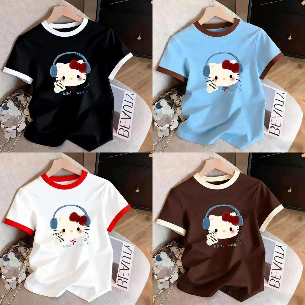 เสื้อยืดแฟชันฤดูร้อน 2026 แขนสั้น คอลเลอร์คอนทราสต์ ดีไซน์พิมพ์ลายHello Kittyใส่หูฟัง สำหรับสาวสไตล์คUTE ผ้าบางสบาย